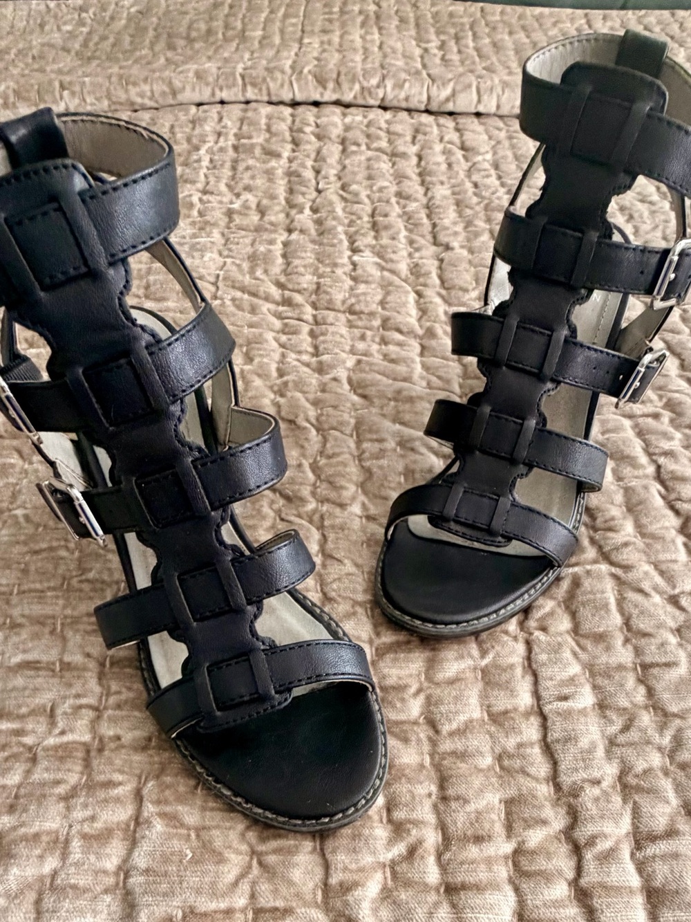 Women's Black Strappy Buckle Heeled Sandals Size 8.5 - Picture 2 of 3